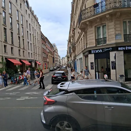 Gare Montparnasse1minute,good for trip ,5minsEiffel tour&Louvre meusm,front metro,amusing area *