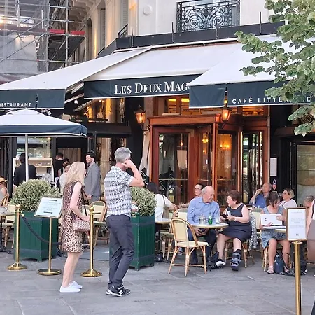 Gare Montparnasse1minute,good for trip ,5minsEiffel tour&Louvre meusm,front metro,amusing area * Paris
