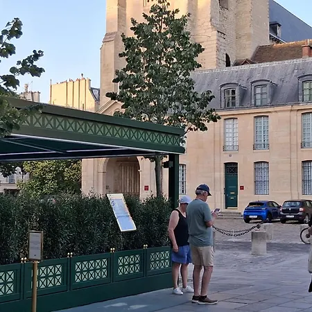 Gare Montparnasse1minute,good for trip ,5minsEiffel tour&Louvre meusm,front metro,amusing area * Paris